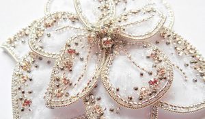 Embroidery-The-Mysteries-of-Luxury-Fashion-Essential-Art--300x174 Embroidery-The-Mysteries-of-Luxury-Fashion-Essential-Art--300x174 Embroidery The Mysteries of Luxury Fashion Essential Art - Recenzje Bonusy Embroidery The Mysteries of Luxury Fashion Essential Art 300x174